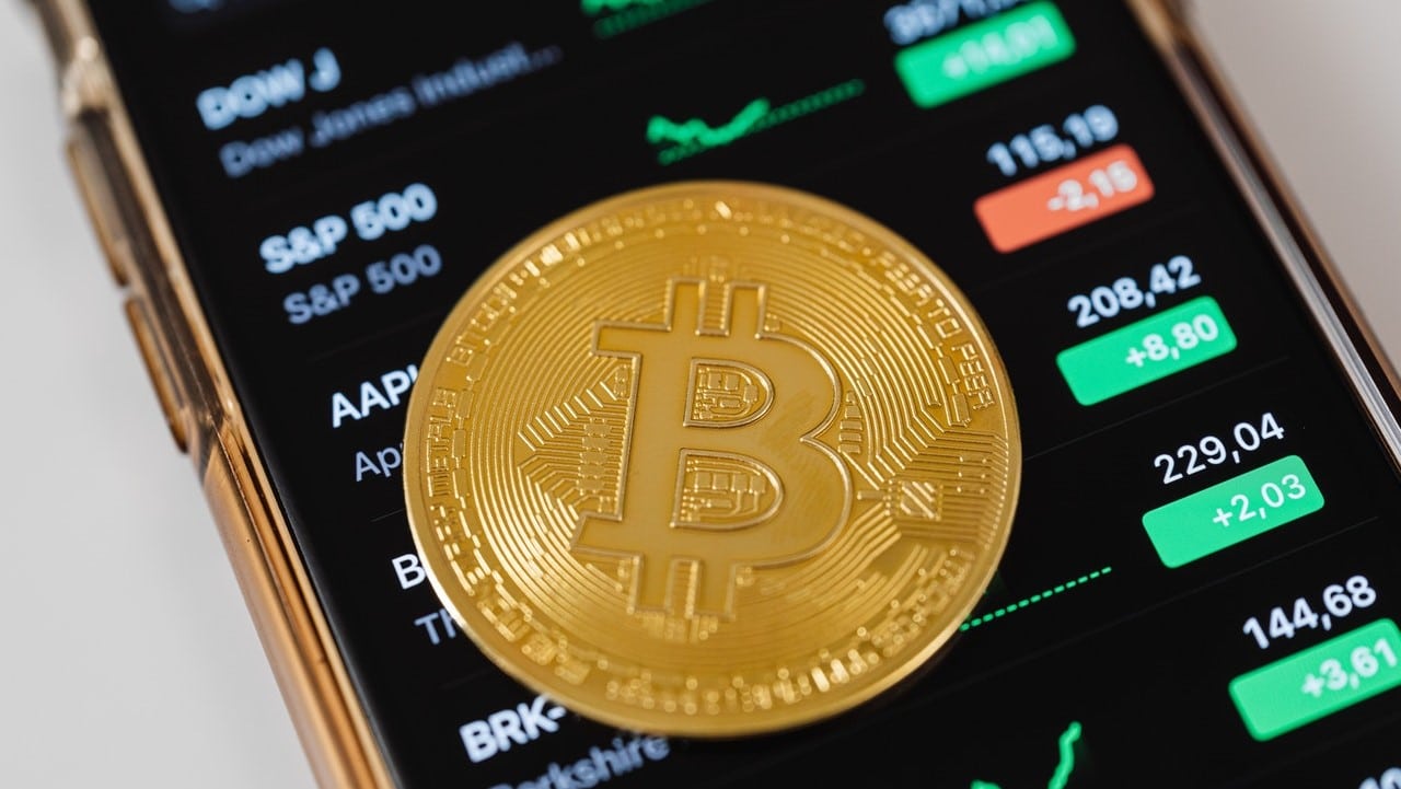 Bitcoin pushes toward record as futures ETF poised to debut 1 Bitcoin pushes toward record as futures ETF poised to debut