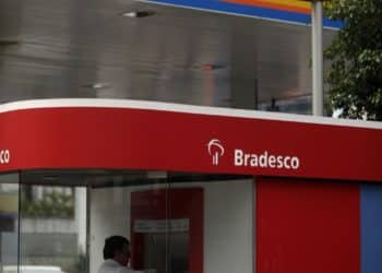A man uses a Banco Bradesco SA automated teller machine (ATM) in the Vila Olimpia district of Sao Paulo, Brazil, on Wednesday, Feb. 15, 2012. Brazil's deposit insurance fund, the nation's privately owned guarantor of bank deposits and financial stability, almost doubled its assets since 2008 to 28 billion reais ($16.3 billion). Photographer: Dado Galdieri/Bloomberg